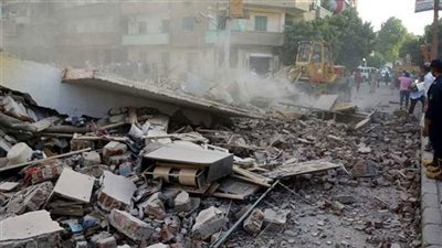 انهيار جزئي لعقار من 4 طوابق بباب اللوق.. وشاهد عيان: السكان نطّوا من البلكونة ومفيش أي خسائر | بث مباشر