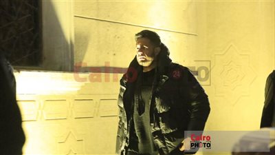 محمد حماقي وهيثم شاكر يقدمان واجب العزاء في والدة منظم الحفلات ياسر الحريري | صور