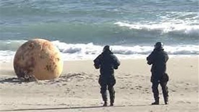 كشف لغز كرة غامضة ظهرت بأحد الشواطئ في اليابان