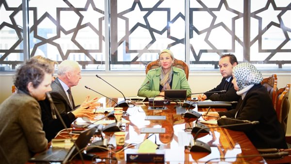 وزيرة البيئة مع بعثة