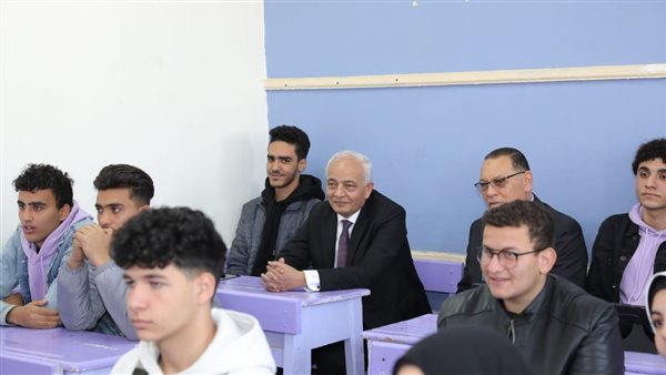 وزير التعليم مع طلاب