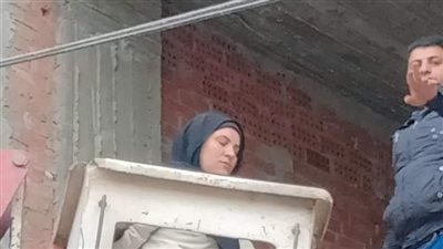 رئيس حي الجون بالفيوم تنفذ إزالة باستخدام ونش كهربائي