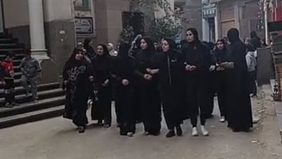 أثناء تشييع جثمانه.. انهيار والدة طالب لقي مصرعه غرقا في ترعة بدمياط | بث مباشر