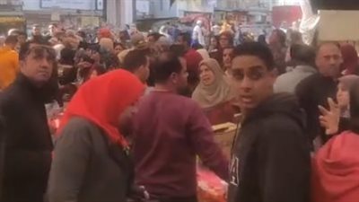 الفرخة بـ 75 جنيهًا.. إقبال المواطنين على شراء الدواجن المجمدة بمعرض أهلا رمضان بالمنوفية |بث مباشر