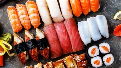 هل الأسماك واللحوم النيئة آمنة للأكل؟.. تعرف على فوائد الأكل الياباني