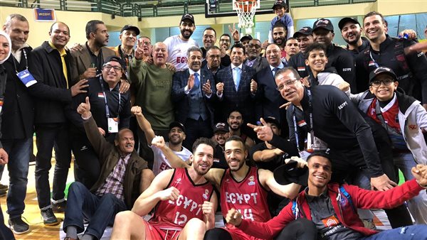 وزير الرياضة مع لاعبي