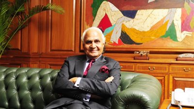 هي جزء من وجودي.. مسن يعيش قصة حب جديدة بعد بلوغه عمر الـ 90