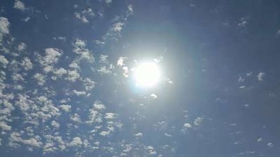 الأرصاد: استقرار الأجواء والتعرض للشمس يزيد الإحساس بارتفاع درجات الحرارة