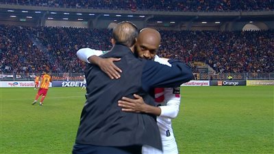 نبيل معلول يتوجه لتحية شيكابالا بعد خروجه في مباراة الزمالك والترجي