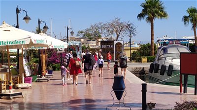 إقبال السائحين من مختلف الجنسيات على مارينا اليخوت بالغردقة | صور