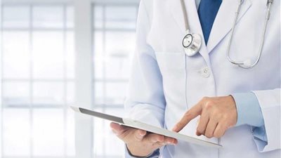 الضرائب تطالب الأطباء بوضع لافتة بأسعار الكشف والاستشارة بالعيادات