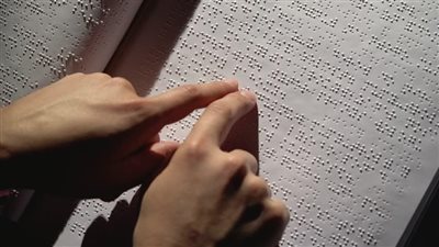 الإفتاء توضح مدى وجوب تعظيم المصحف المكتوب بطريقة برايل وحرمة مسه للمحدث