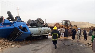 انقلاب سيارة نقل محملة بالمواد البترولية بطريق سفاجا قنا دون إصابات