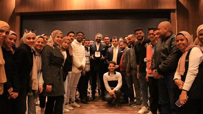 طلاب من أجل مصر بجامعة عين شمس ينظمون محاضرة عن فنون التسويق