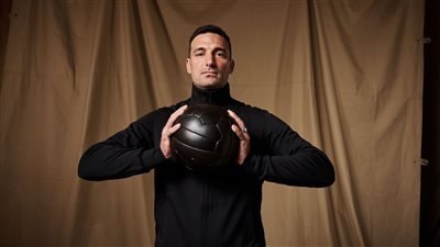 سكالوني يعلق على فوزه بجائزة أفضل مدرب في العالم.. ويؤكد: ميسي سعيد بالتواجد مع منتخب الأرجنتين