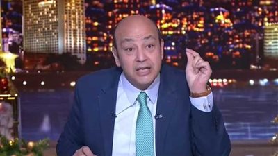 عمرو أديب يهاجم منتقدي بوستر مسلسل منى زكي: الحجاب في مصر زي أخلاقي واجتماعي وبحترم أي فتاة محجبة 