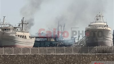 السيطرة على حريق نشب في ميناء الأتكة بالسويس| صور