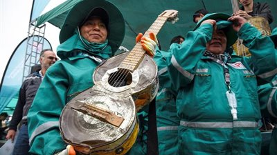 بآلات مُعاد تدويرها من القمامة.. عزف أوركسترا موسيقية للتوعية بالبيئة في باراجواي