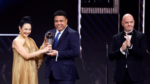 رئيس الفيفا ورونالدو