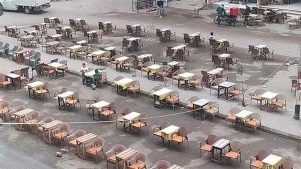 المقاهي تغلق الطريق