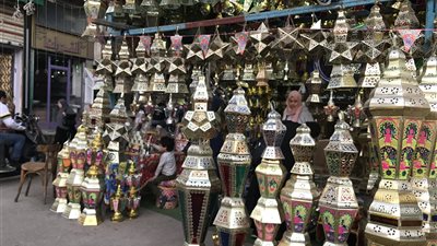 روائح رمضان تهل في المنصورة.. والفوانيس والتمور تزين الشوارع