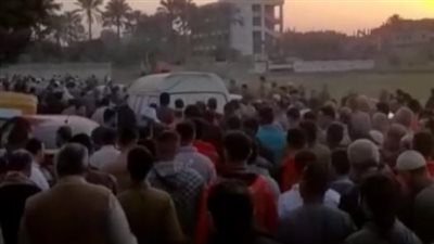 المئات يشاركون في تشييع جثمان طالبتين توفيتا بحادث مزلقان قطار بالشرقية | بث مباشر 