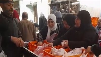 أحد بائعي الدواجن بالشرقية: بنعمل عروض على الفراخ وبيجلنا زباين من آخر الدنيا| بث مباشر