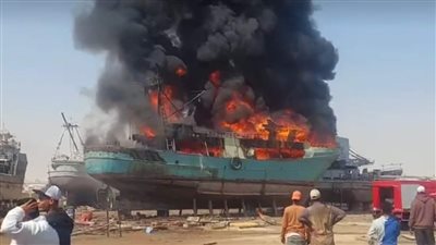 ماس كهربائي وراء حريق ميناء الأتكة.. وشهود عيان: بدأ من مركب الزهري 