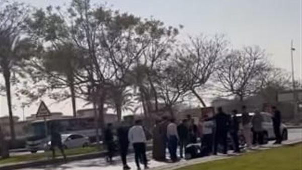  فتاة تلقى بنفسها