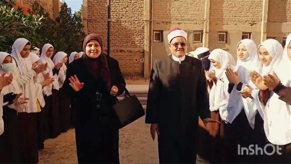 ممر شرفي لمعلمة لبلوغها