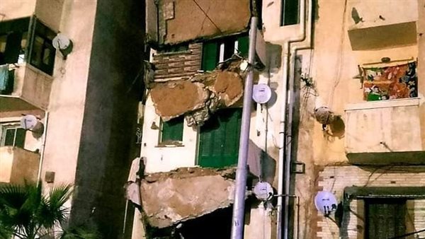 انهيار 3 شرفات لعقار