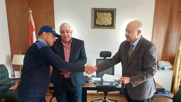 تكريم فرد أمن لإنقاذه