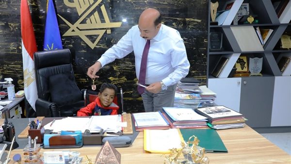 محافظ أسوان والطفل