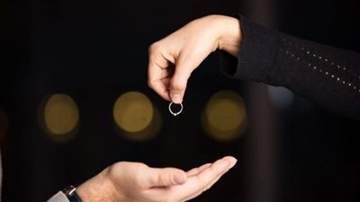 يا تسيبي الشغل ونعيش على القد يا هتجوز عليكي.. زوجة تقاضي زوجها