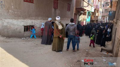 أهالي منفلوط ينتظرون وصول جثامين 6 ضحايا بحادث غرق بئر في قنا