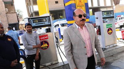 محافظ أسوان يتفقد ميدانيًا محطات الوقود.. ويوجه بمتابعة انتظام العمل داخل المواقف