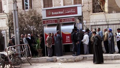 زحام شديد على ماكينات الصراف الآلي لـ صرف مرتبات شهر فبراير 