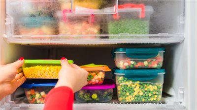 زوجة تطلب الطلاق بعد شهرين من زواجها: لقيت مرات أخوه جوه المطبخ