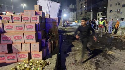 انقلاب سيارة محملة بزيت الطعام على الطريق الدائري| صور