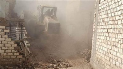 ننشر أول صور من موقع انهيار 5 منازل في قريتين بقنا