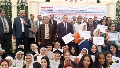 مدير تعليم القاهرة يكرم أوائل الشهادة الإعدادية فى الفصل الدراسي الأول| صور
