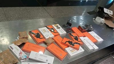 جمارك مطار القاهرة تضبط محاولة تهريب عدد من الساعات الذكية وكروت الميموري