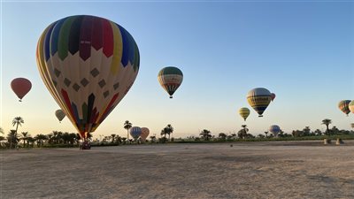 تحليق 19 رحلة بالون طائر تقل 380 سائحا بسماء الأقصر اليوم