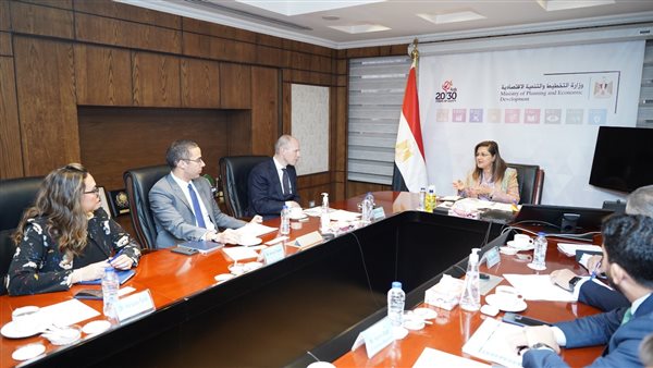 وزيرة التخطيط مع