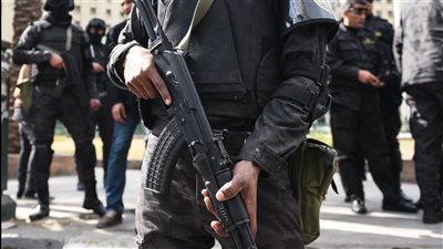 مصرع عنصرين إجراميين وإصابة ثالث في مداهمة أمنية لتجار المخدرات بالوراق