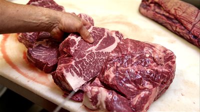 2 كيلو لكل مواطن.. التموين تضخ اللحوم السودانية داخل المجمعات الاستهلاكية