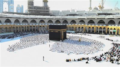 الحرم المكي يتهيأ لاستقبال ضيوف الرحمن في أول جمعة من رمضان