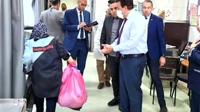 عزبة وميغة.. عمرو أديب يعلق على مخالفات مركز صحة أهالينا ومستشفى السلام بعد زيارة الوزير المفاجئة