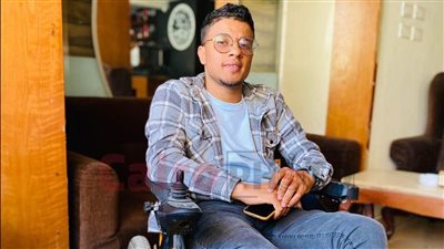 شاب أقصري يقهر الشلل الرباعي بالسباحة وتحضير الماجستير وإلقاء محاضرات تحفيزية