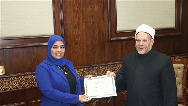 المفتي يكرم الباحثة
